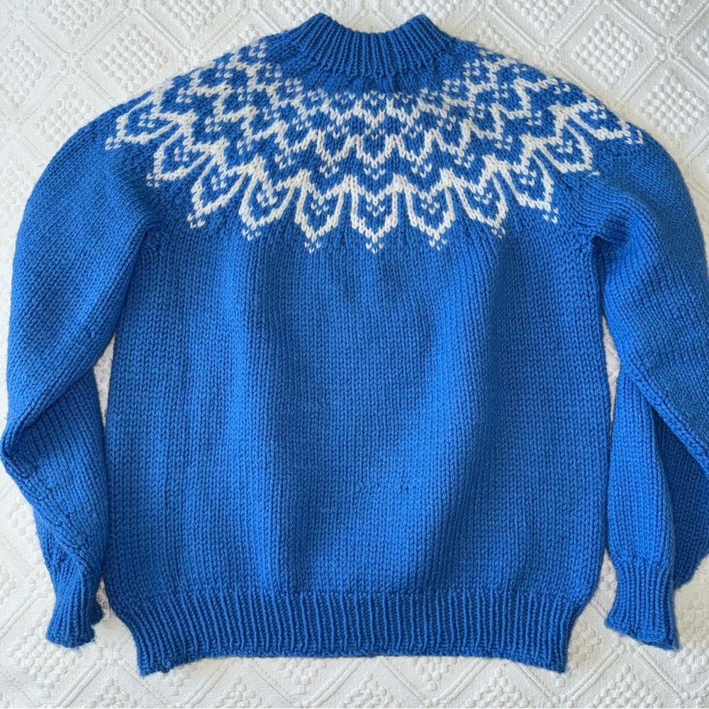 Handmade hand knit fair isle mock neck sweater blue and white fits medium large - Picture 3 of 3